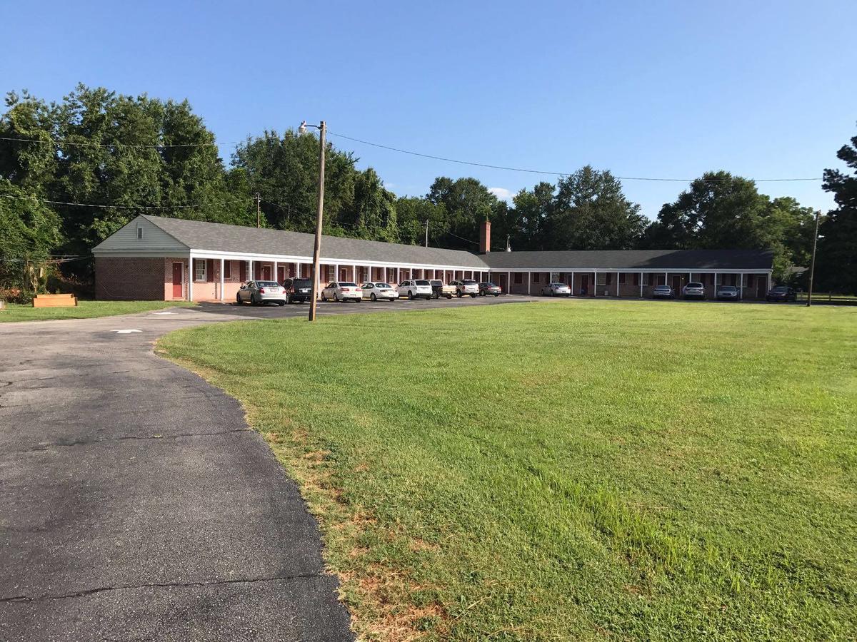 Kenwood Court Motel Уилсон Экстерьер фото